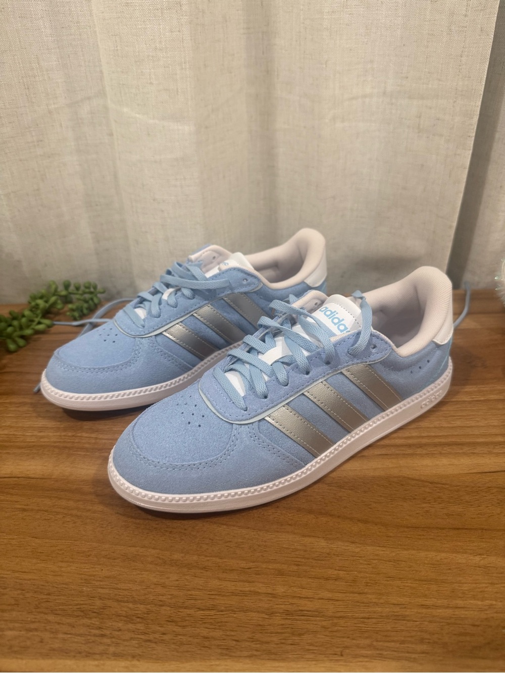 NWT women’s 5.5 adidas Breaknet Sleek Light Blue and White Tennis Sneakers